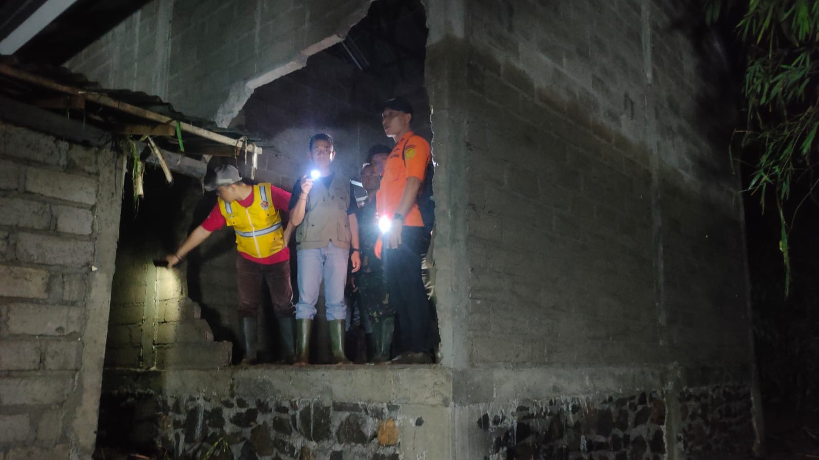 BANJIR BANDANG TERJANG DESA BANJAR, 4 WARGA MENJADI KORBAN