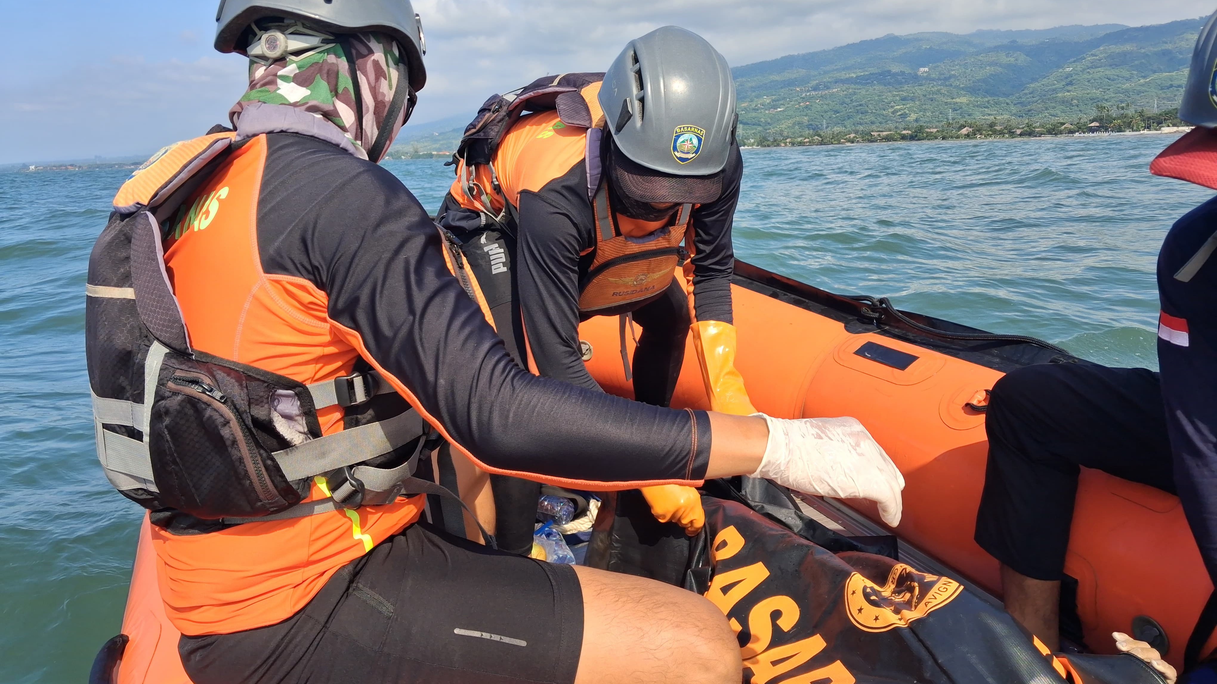 HARI KETIGA OPERASI SAR KORBAN BANJIR, TIM SAR KEMBALI MENEMUKAN 1 KORBAN MENINGGAL