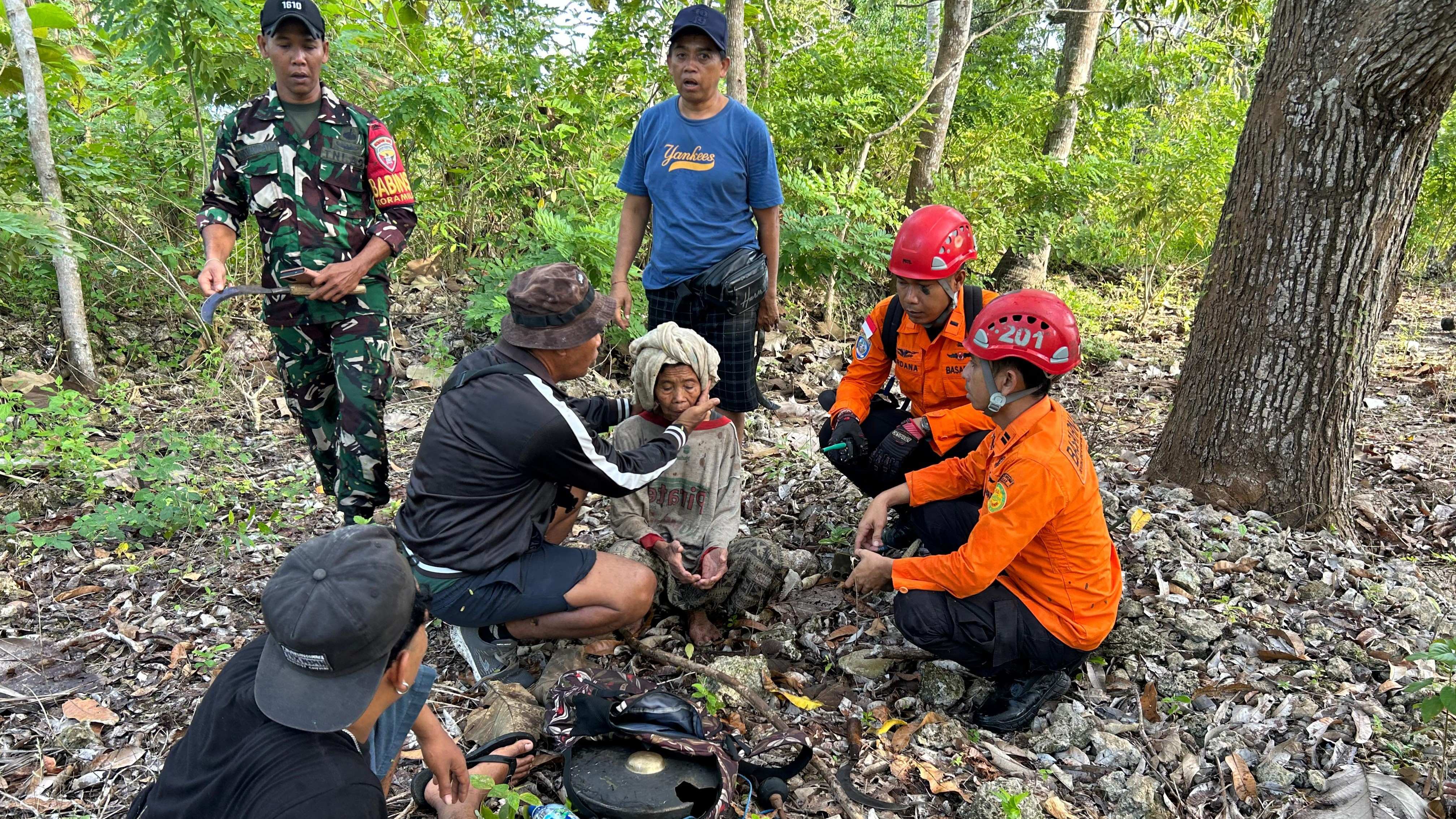 1 MALAM HILANG, LANSIA DITEMUKAN SELAMAT DALAM KEADAAN LINGLUNG
