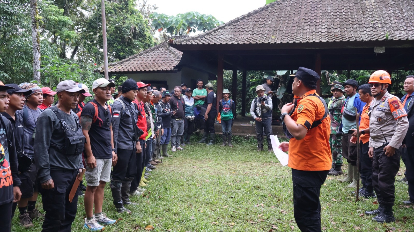 TIM SAR GABUNGAN HENTIKAN PENCARIAN PRIA LANJUT USIA YANG HILANG DI GUNUNG BATUKARU