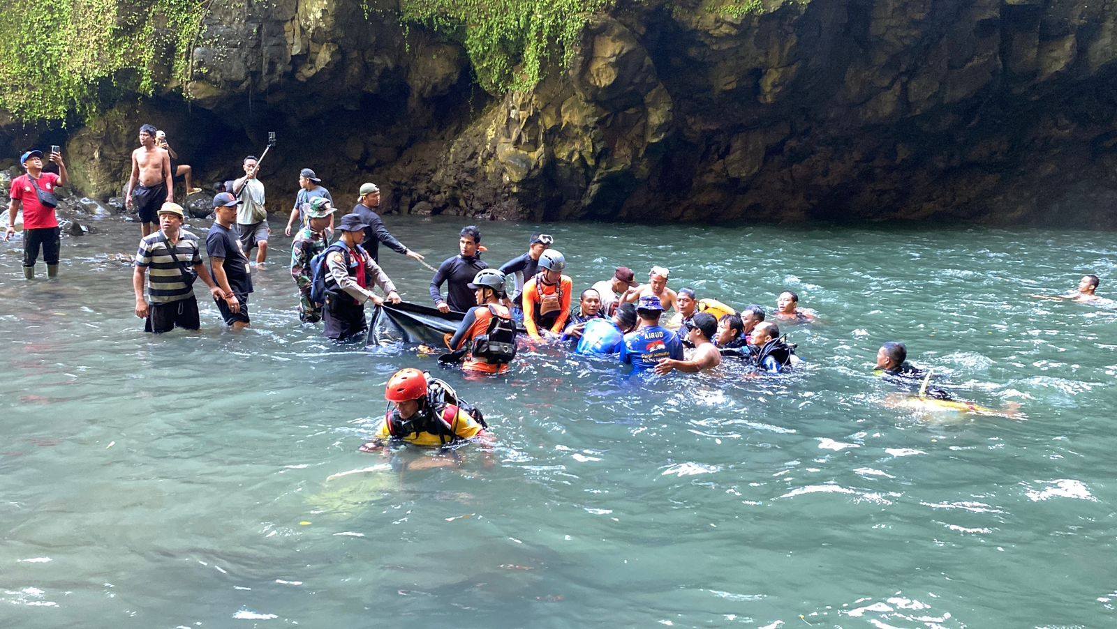 KORBAN TENGGELAM DI AIR TERJUN TEMBOK BARAK DITEMUKAN MENINGGAL DUNIA