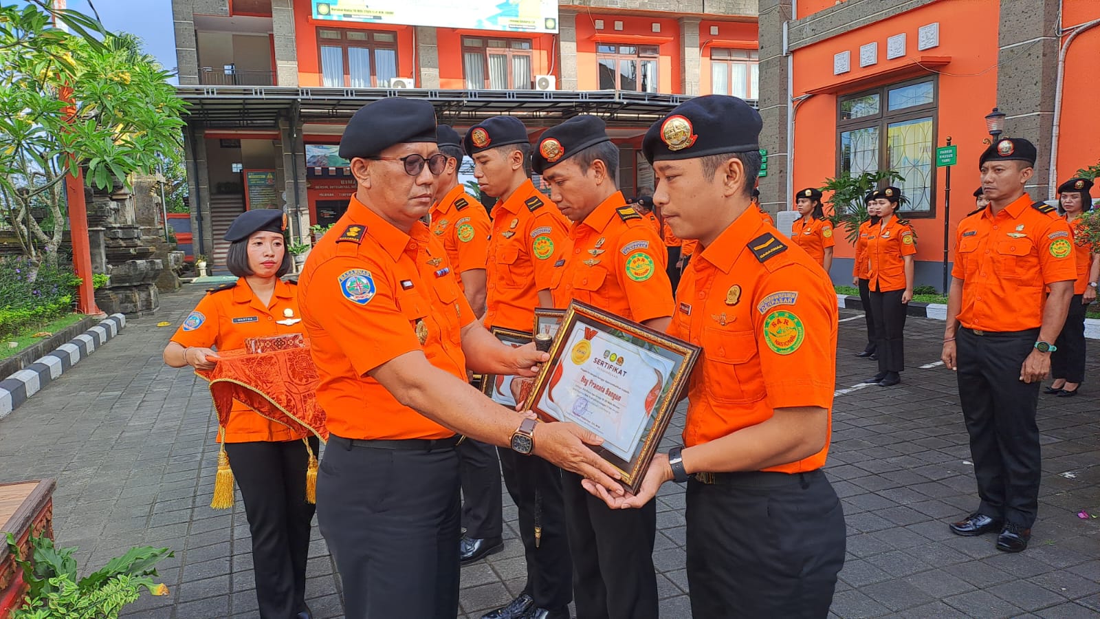 PENYERAHAN PIAGAM PENGHARGAAN SEBAGAI BENTUK APRESIASI PEGAWAI BERPRESTASI