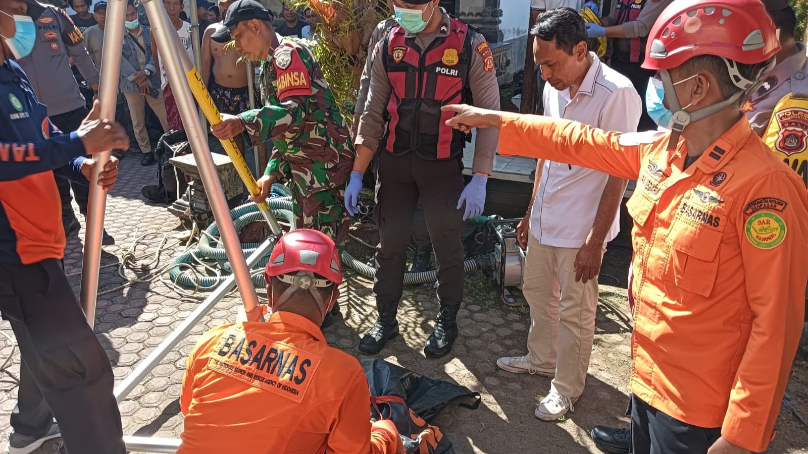 TIM SAR EVAKUASI KORBAN TERJATUH KE SUMUR