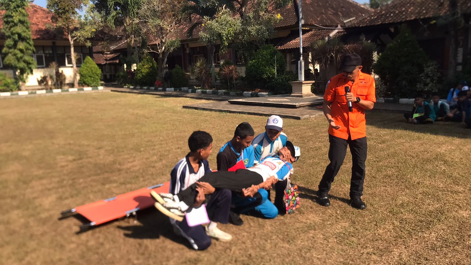 331 SISWA SISWI DIBERIKAN EDUKASI DASAR SAR