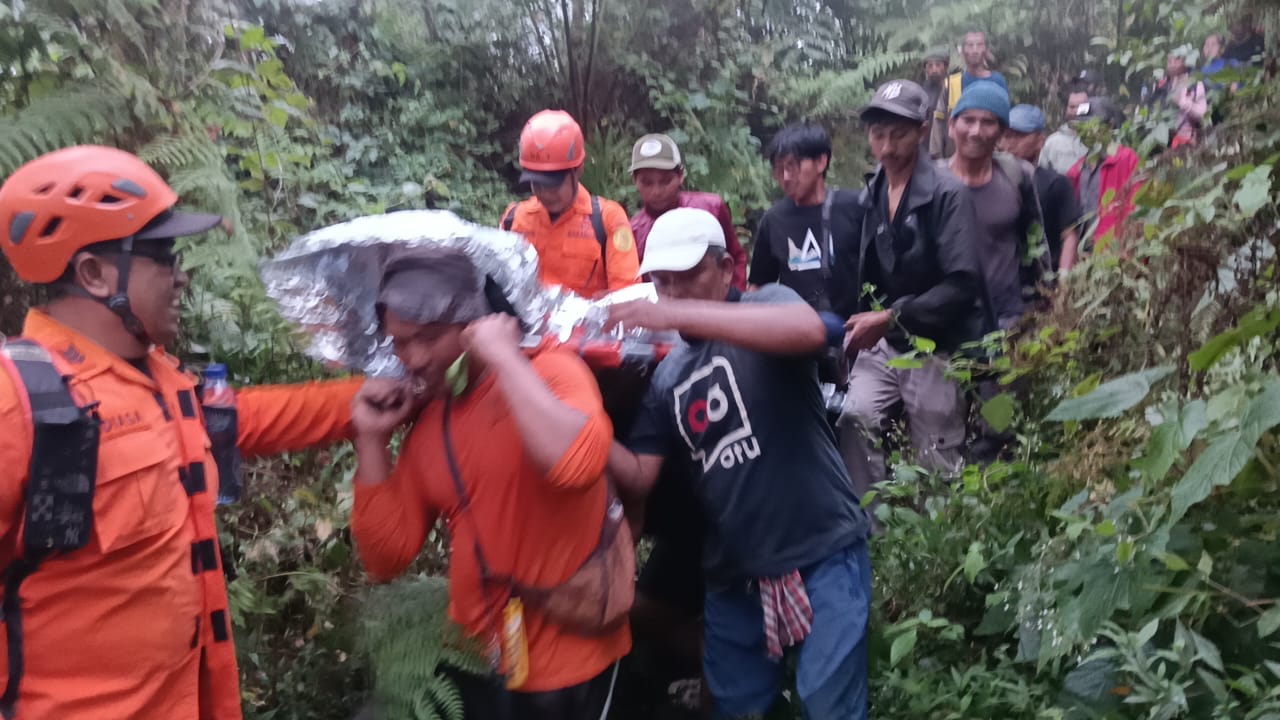 TIM SAR GABUNGAN EVAKUASI PENDAKI PINGSAN DI GUNUNG AGUNG