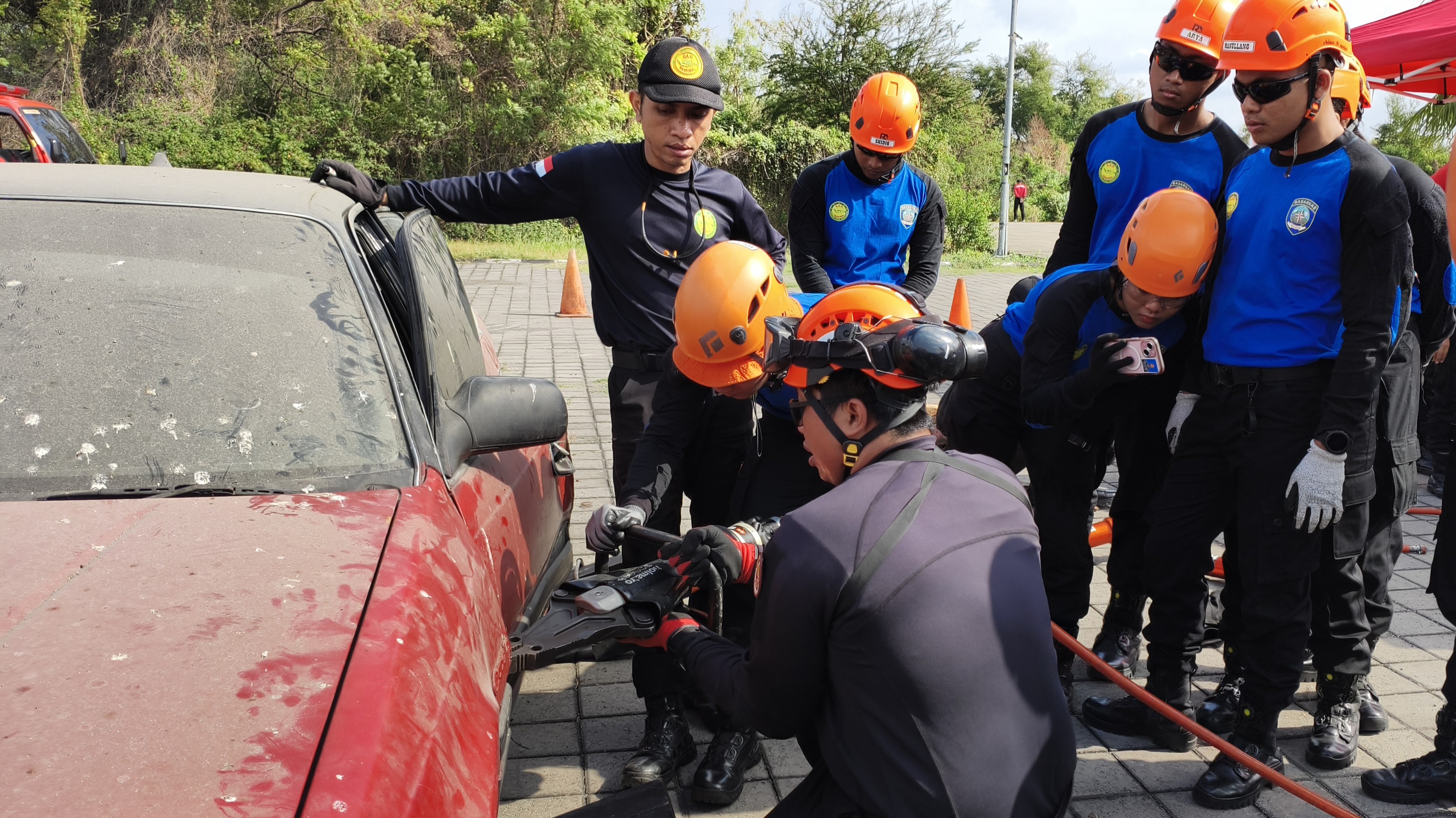 REFRESH VEHICLE ACCIDENT RESCUE (VAR), BASARNAS DENPASAR TINGKATKAN KESIAPSIAGAAN RESCUER DALAM PENANGANAN KORBAN TERJEPIT KENDARAAN