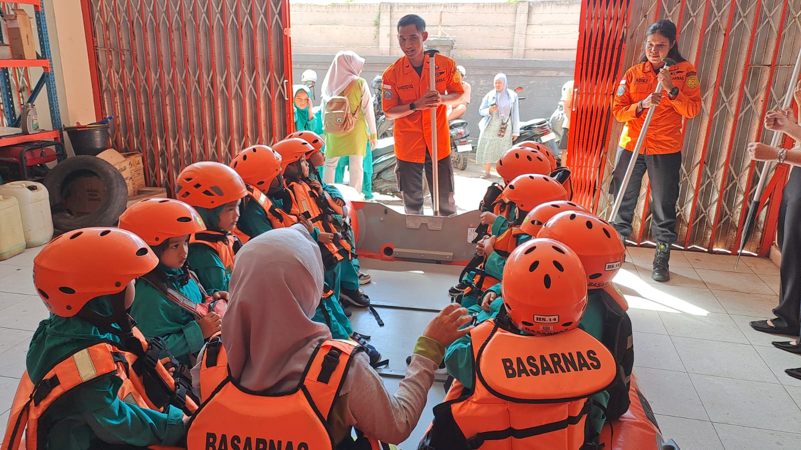 MENGENAL PROFESI PENYELAMAT SEJAK DINI, TK ISLAM PEMBANGUNAN KUNJUNGI BASARNAS BALI