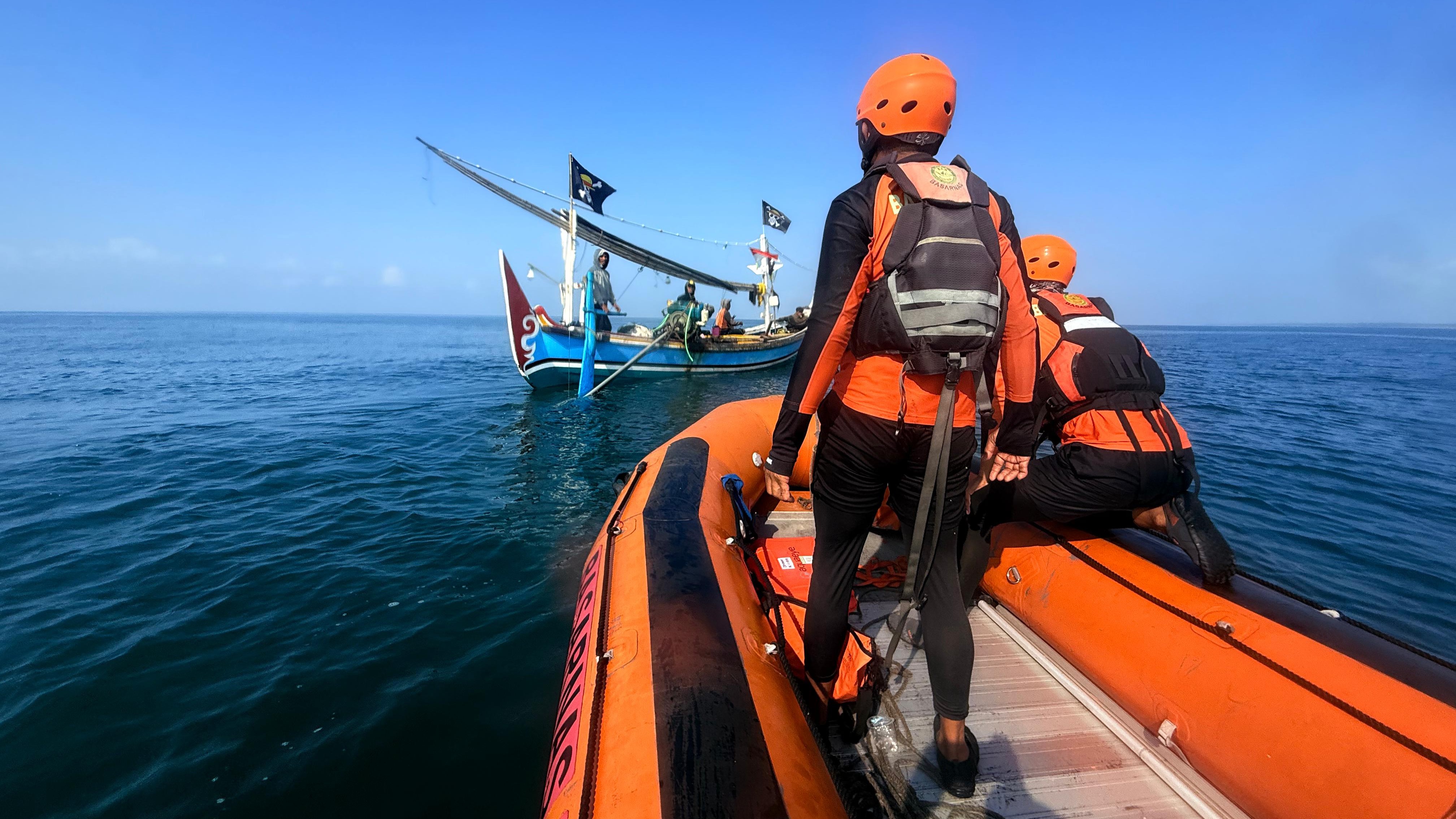 TIM SAR MASIH LAKUKAN PENCARIAN SEORANG WNA TERSERET ARUS DI PANTAI TEMBLES