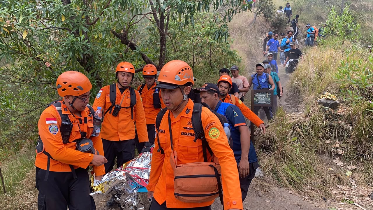 TIM SAR GABUNGAN EVAKUASI PENDAKI GUNUNG AGUNG YANG JATUH KE JURANG.