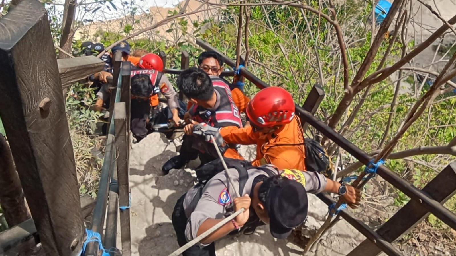 JATUH KE JURANG SEDALAM 80 METER DI TEBING KELINGKING BEACH, WNA DITEMUKAN DALAM KONDISI MENINGGAL DUNIA
