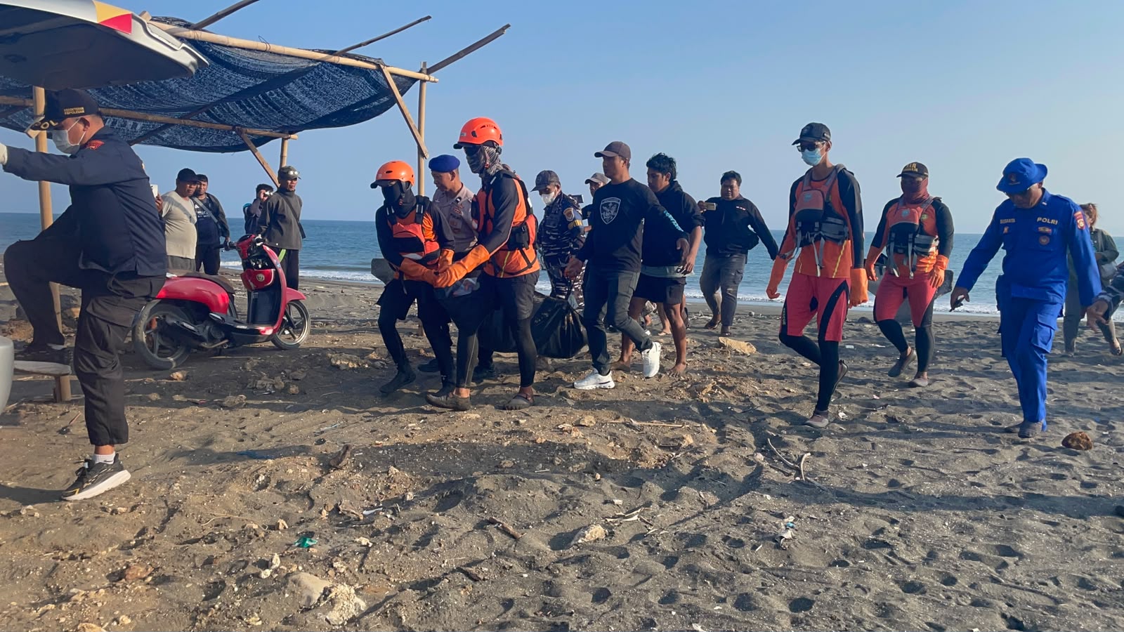 HARI KEEMPAT PENCARIAN, NELAYAN JEMBRANA DITEMUKAN DI BANYUWANGI
